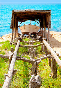 在Formentera的木铁路上的海滩船图片