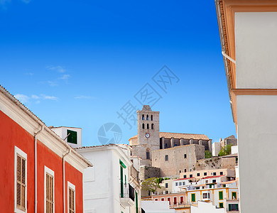 镇 教堂在蓝天下 城市景观 维拉 天空 教会 夏天 伊维萨岛图片