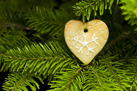 心形形状短面包饼干 星星 香料 绿色的 肉桂 圣诞节 装饰品图片