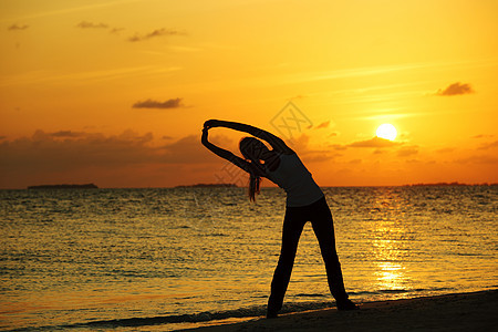 日落瑜伽妇女 运动 美丽 水 天堂 健康图片