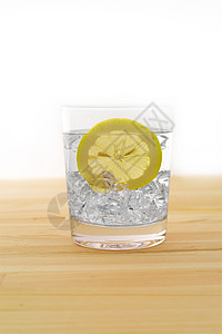 新鲜柠檬水饮料 鸡尾酒 酸的 玻璃 果汁 冰 透明的图片