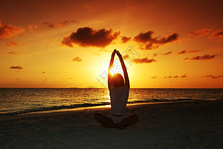 日落瑜伽妇女 训练 海岸 天空 运动 假期 活力 温泉图片