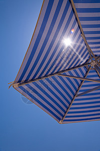 阳光 阳伞 湖 旅游 地中海 宽的 太阳 水图片