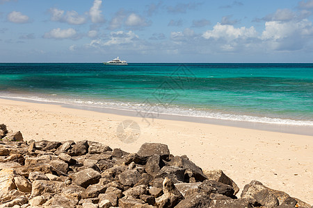 热带加勒比海滩海景 有摩托游艇和蓝天空图片