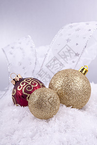 白雪上美丽的黄金和红色圣诞节装饰品 蓝色的 雪花图片