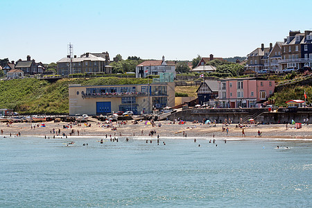 在阳光明媚的一天海滩上 东方 蓝色的 墙 水 海岸线图片