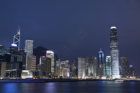 香港晚上的天线 市中心 地标 金融 玻璃 摩天大楼 船图片