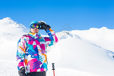 带滑雪鞋和穿滑雪衣的年轻人 老的 奥地利 蓝色的 爱好图片
