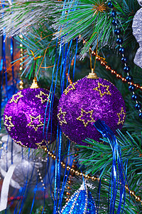 圣诞树装饰 有明亮玩具 装饰品 弓 季节 装饰风格图片
