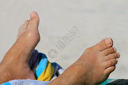 海滩上晒日光浴脚 白色的 日光浴者 肉 指甲 肤色背景图片