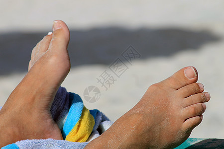 海滩上晒日光浴脚 老了 轻松 放松 日光浴者 塔 成熟背景图片