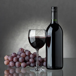 一瓶红酒 玻璃和葡萄 红酒杯 成熟 美食 奢华图片