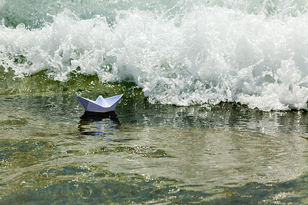纸船现在死在巨浪中图片