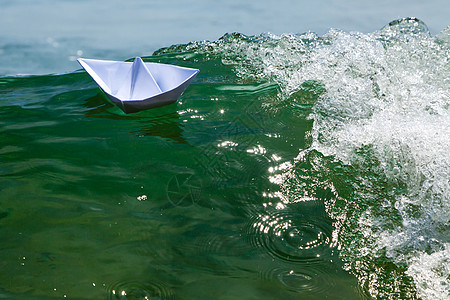 纸船与巨型泡沫浪搏斗图片