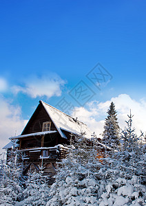 西班牙别墅冬季的山地住房 故事 寒冷的 森林 雪 天气 房子背景