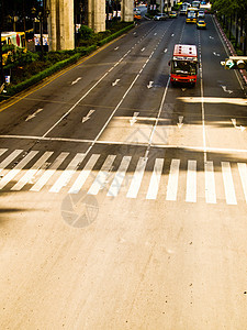 公路上红色公车图片