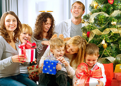 快乐的大家庭 在家中持圣诞礼物 圣诞节tv 女性 男人图片