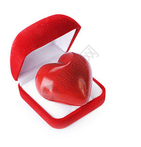 红天鹅绒礼品盒 有一颗心在白色背景上图片