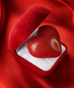 情人节概念 红天鹅绒礼物盒有心 丝绸 艺术 金子图片