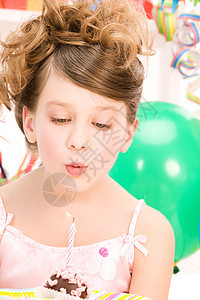 带蛋糕的派对女孩 快乐 气球 食物 庆典图片