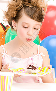 带蛋糕的派对女孩 蜡烛 有趣的 童年 可爱的 生日 假期图片
