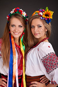 身着乌克兰服装的年轻妇女图片