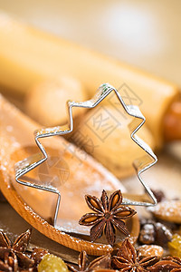 圣诞烘烤 葡萄干 八角 勺子 曲奇饼 季节性的 用具 假期背景图片