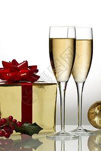 白葡萄酒和礼品盒图片