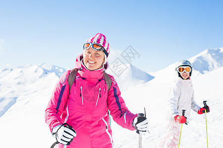 快乐滑雪者 快乐的 假期 活动 头盔 女孩 风镜 季节 家庭图片
