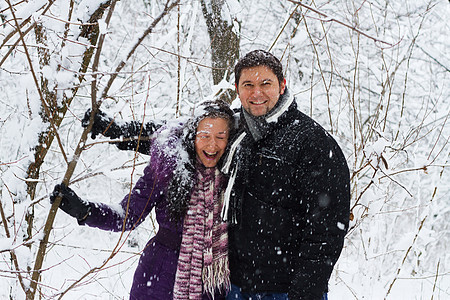 年轻夫妇在冬季公园玩得开心图片