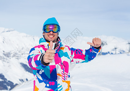 带滑雪鞋和穿滑雪衣的年轻人 运动员 蓝色的 快速地图片