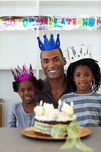 充满欢乐的非裔美国父亲和他的孩子一起庆祝一个双脚图片