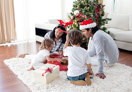 家庭装饰一棵圣诞树 美丽 男性 幸福 姐姐 父母 儿子图片