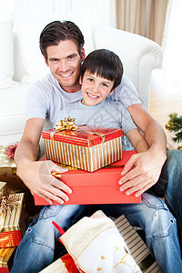 带着圣诞礼物的快乐父亲和儿子 男人 微笑 孩子图片