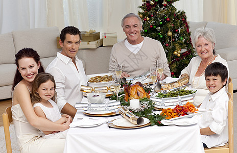 家庭庆祝圣诞晚宴 香槟酒 季节 桌子 圣诞节 金的 烹饪图片