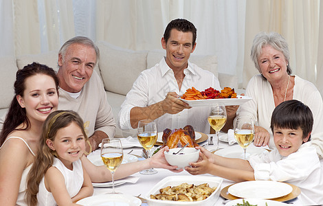 参加家庭晚宴的祖父母 父母和子女图片