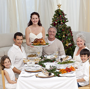 家里人和火鸡一起庆祝圣诞晚餐 男生 圣诞节 快乐的图片