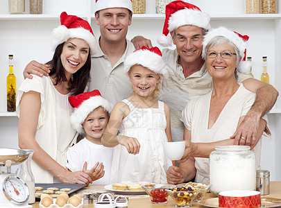 孩子们在厨房里和家人一起烤圣诞蛋糕的小孩图片