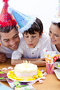 和父母一起庆祝生日的男孩子小男孩 男性 男人图片