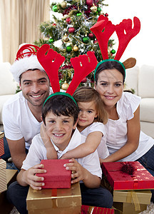 为圣诞节提供可爱的家庭赠送礼物 圣诞礼物图片