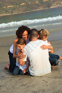 家人在海滩上微笑图片