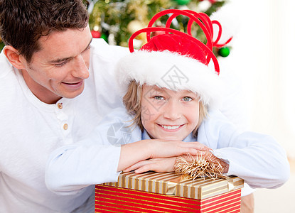 和儿子一起庆祝圣诞节的英俊父亲 幸福 女儿 盒子图片
