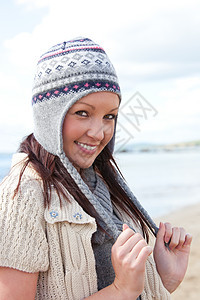 身戴彩色帽子的光亮女人 站在沙滩上图片