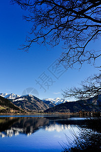 山区湖风景与树木和山山的反射图片