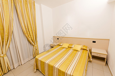 现代旅馆内室内 舒适 枕头 桌子 家具 寝具 假期 装饰风格图片