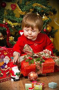 在圣诞树上用现装盒子玩 圣诞帽 新年快乐 妈妈 礼物 纯真图片