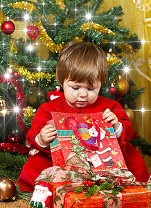 在圣诞树上用现装盒子玩 礼物 妈妈 圣诞帽 幸福 装饰风格图片