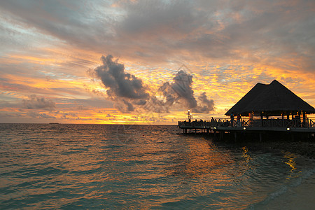 日落时的海滩和热带房屋 餐厅 云 天堂 假期 放松图片