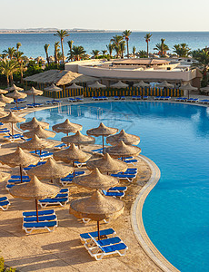 埃及的游泳池 海滩雨伞和红海 公园 绿松石图片