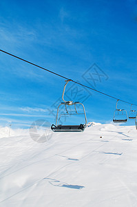 在明亮的冬季日上滑雪 椅子 山 火鸡 速度图片